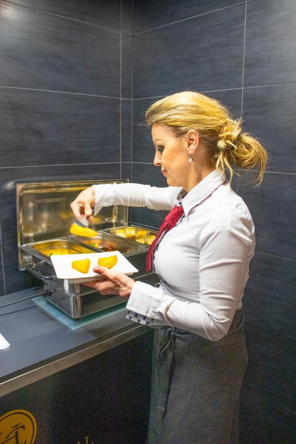 ניטרה Hotel Capital With Private Wellness מראה חיצוני תמונה