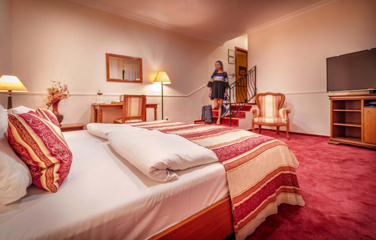 ניטרה Hotel Capital With Private Wellness מראה חיצוני תמונה