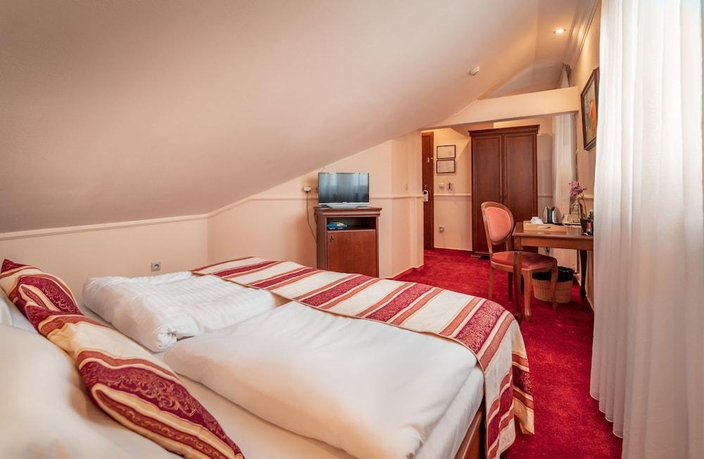 ניטרה Hotel Capital With Private Wellness מראה חיצוני תמונה