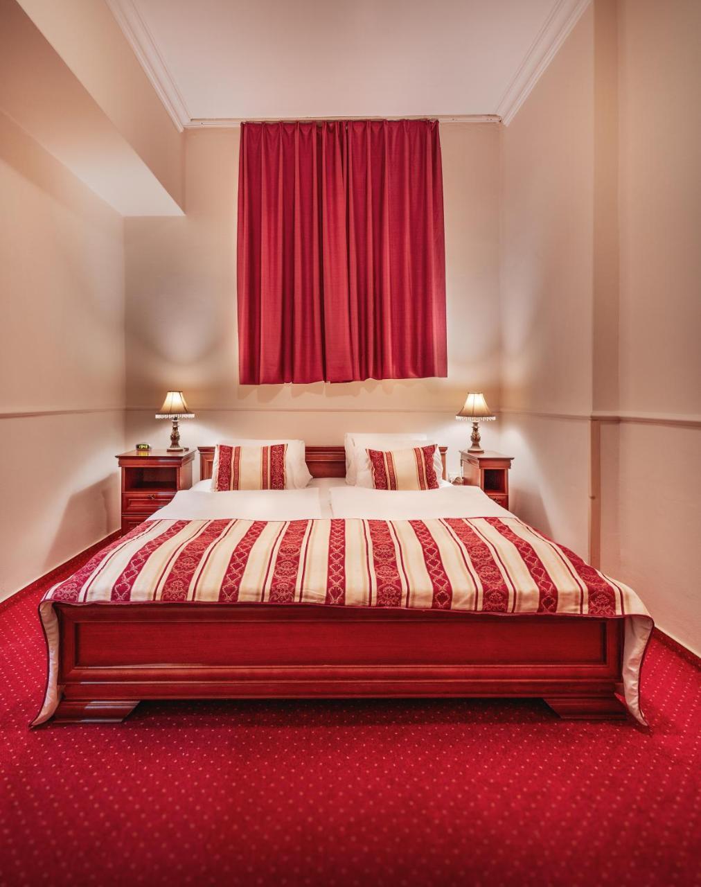 ניטרה Hotel Capital With Private Wellness מראה חיצוני תמונה